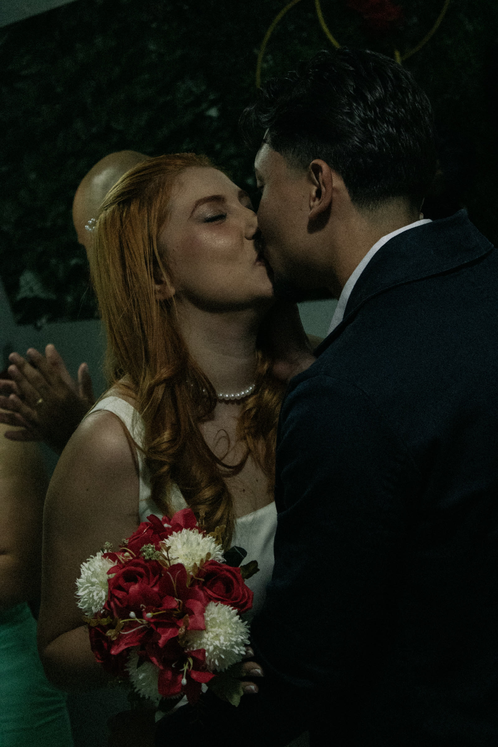 Momento do beijo dos noivos na cerimônia