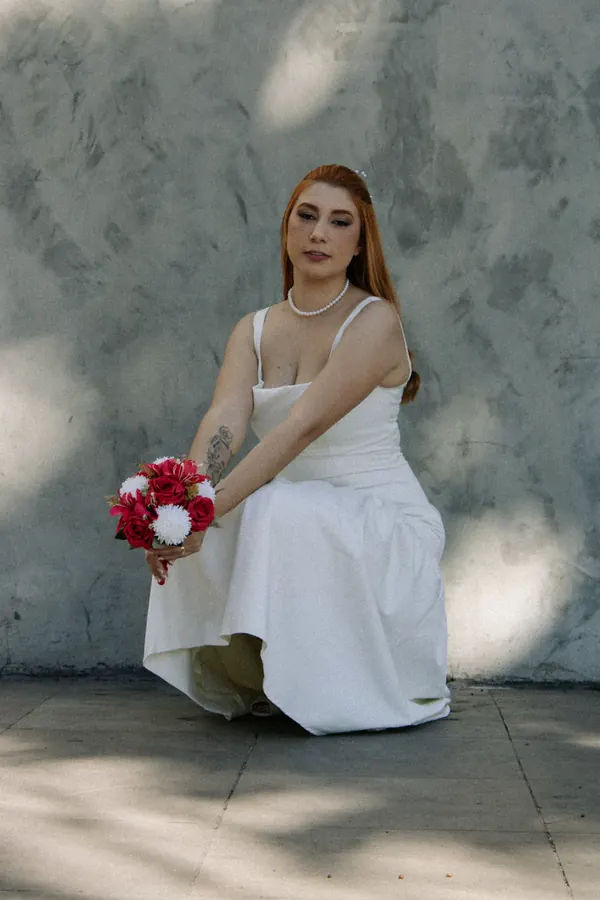 Noiva com buquê de flores
